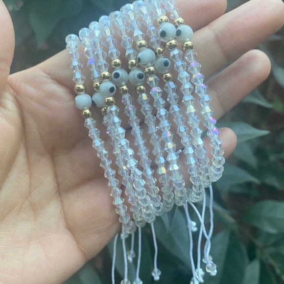 π€ Clear White Evil Eye Bracelet - Picture 2 of 3